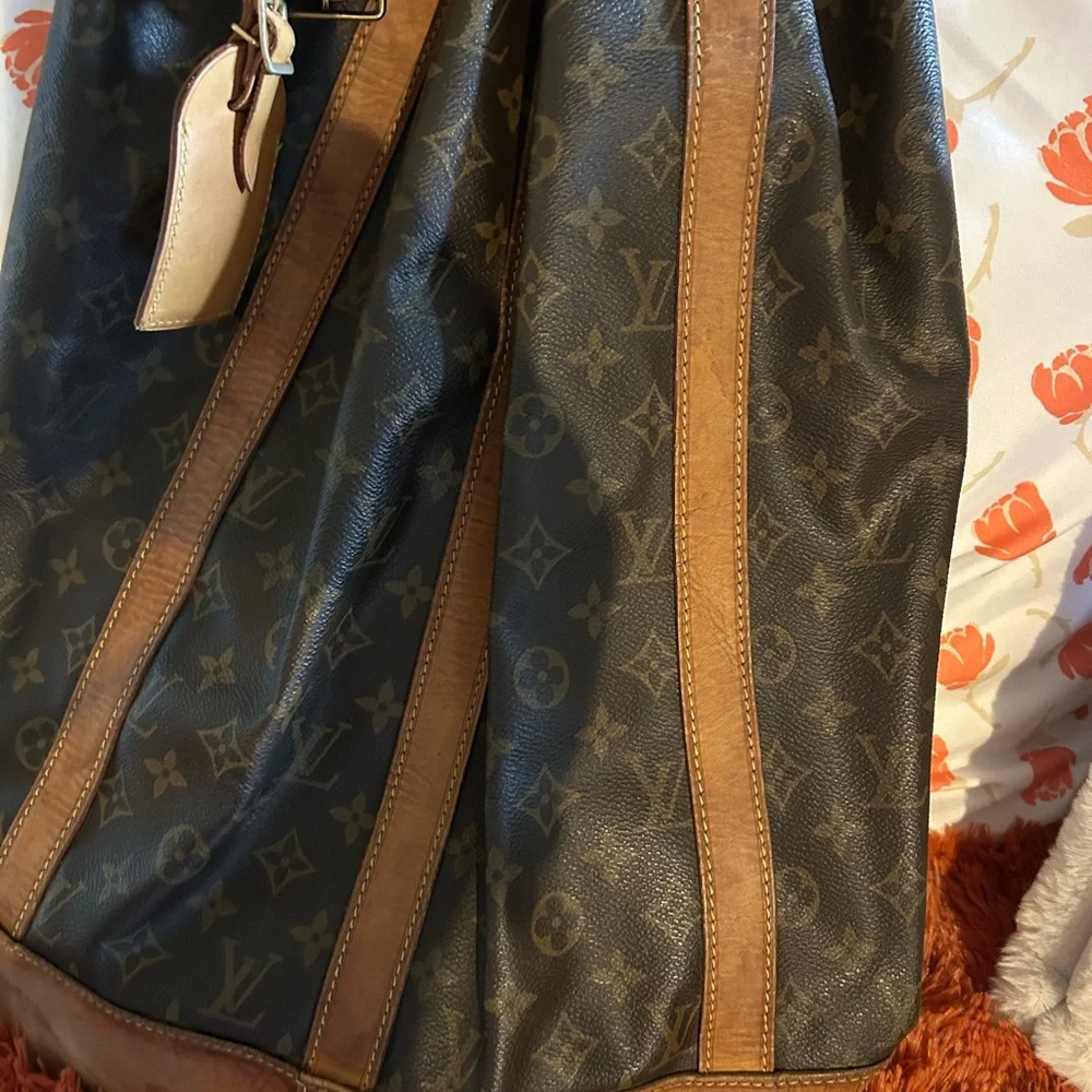 Louis Vuitton Brown Duffel Bag with Iconic Design - Picture 2 of 11